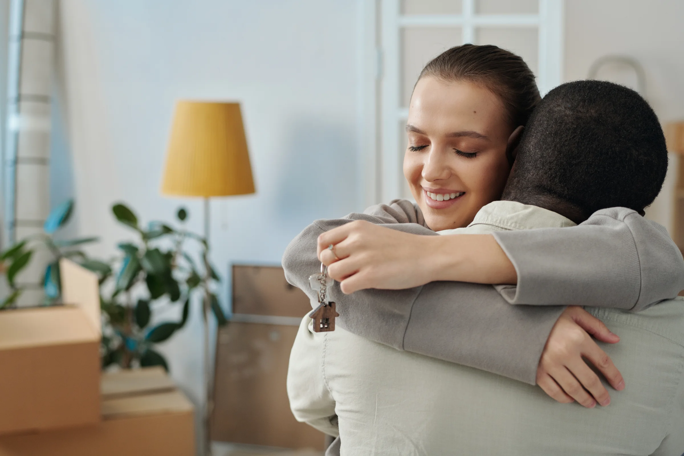 Pareja feliz recibiendo las llaves de su nuevo hogar